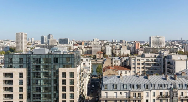 Vue de la skyline de Boulogne-Billancourt avec ses immeubles de fa&ccedil;ades vari&eacute;es et architectures urbaines modernes, sous un ciel d&eacute;gag&eacute;. Au premier plan, un immeuble r&eacute;sidentiel ou tertiaire dont la fa&ccedil;ade montre clairement l'environnement urbain dense caract&eacute;ristique de cette commune de l'&Icirc;le-de-France. La photo doit montrer l'environnement urbain typique o&ugrave; intervient une entreprise de travaux en hauteur sp&eacute;cialis&eacute;e en acc&egrave;s sur cordes.