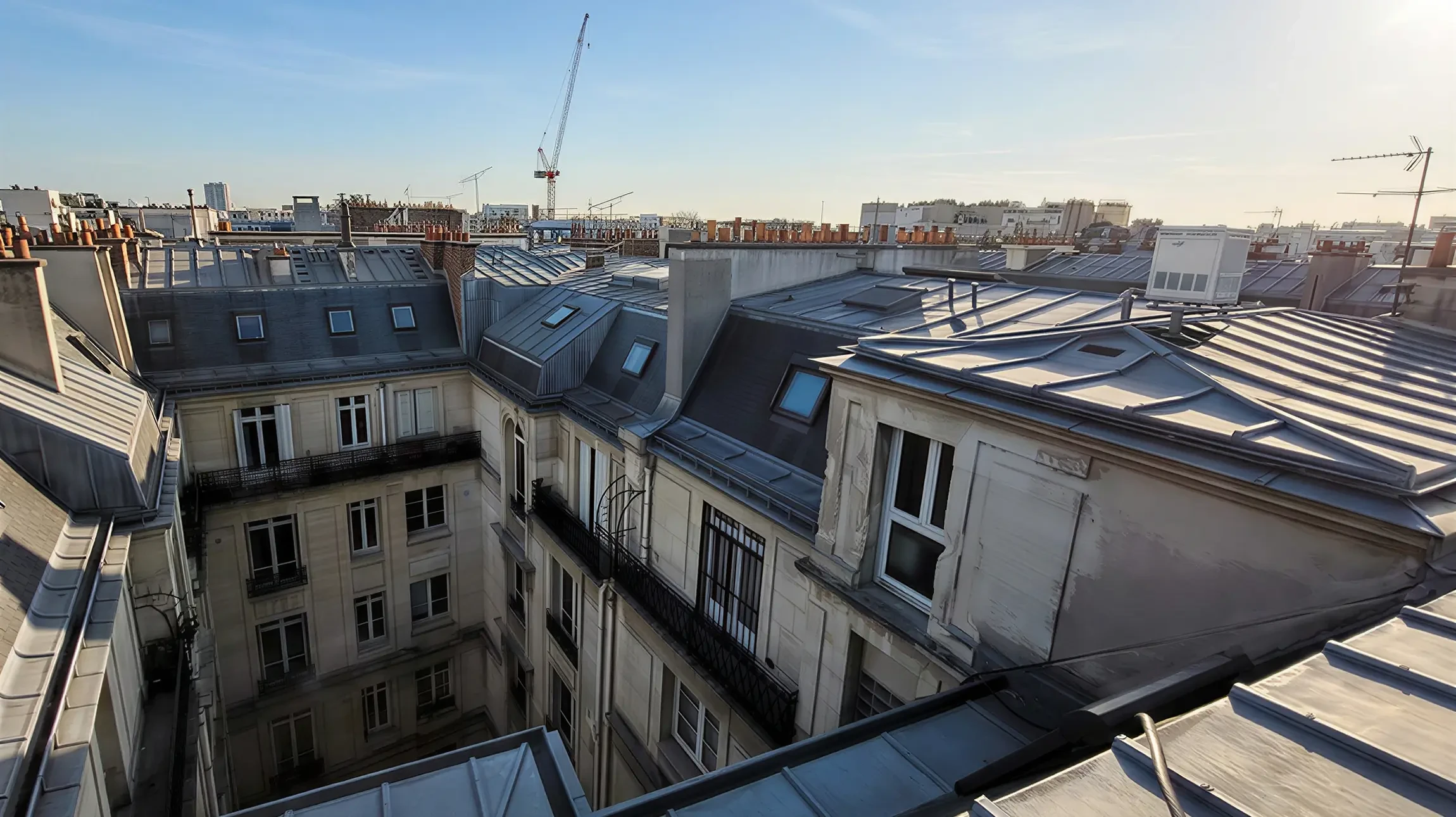 Ouvrier en &eacute;quipement de s&eacute;curit&eacute; effectuant des travaux d'acc&egrave;s par corde sur structure m&eacute;tallique en hauteur, environnement industriel ext&eacute;rieur avec &eacute;chafaudages visibles en arri&egrave;re-plan